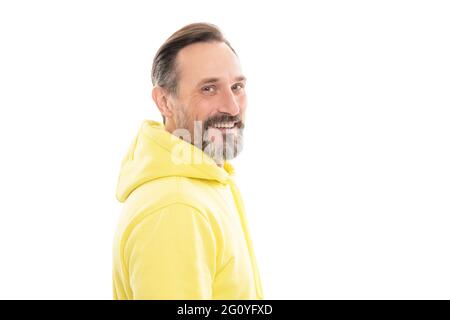 Lächelnder, hübscher, reifer Mann mit Bart und Schnurrbart im Kapuzenpullover, isoliert auf weißem, grizzled Hair Stockfoto