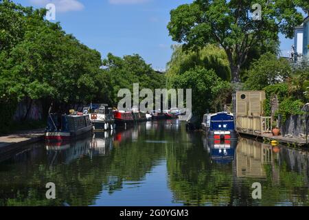 Regent's Canal in Primrose Hill an einem klaren Sommertag, London, Großbritannien, 3. Juni 2021. Stockfoto