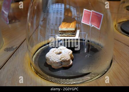 FRANKREICH. PARIS (75) KONDITOREI PHILIPPE CONTICINI (LA PATISSERIE DES REVES) IM 7. BEZIRK Stockfoto