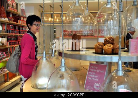 FRANKREICH. PARIS (75) DIE KONDITOREI LA PATISSERIE DES REVES IM 7. BEZIRK Stockfoto