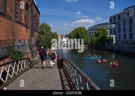 Regent's Canal in Camden an einem klaren Sommertag, London, Großbritannien 3. Juni 2021. Stockfoto