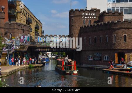 Piratenschloss in Camden an einem klaren Sommertag, London, Großbritannien 3. Juni 2021. Stockfoto