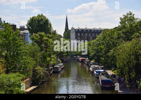 Regent's Canal in Primrose Hill an einem klaren Sommertag, London, Großbritannien, 3. Juni 2021. Stockfoto