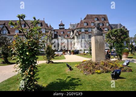 FRANKREICH. DEAUVILLE (14) FRANCOIS ANDRE GARTEN UND STATUE UND LE NORMANDY HOTEL Stockfoto