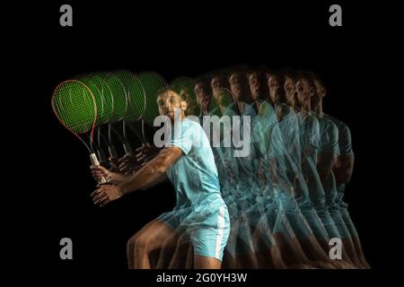 Ein Mann, professioneller Tennisspieler, isoliert auf schwarzem Hintergrund in gemischtem Neonlicht. Stroboskop Stockfoto