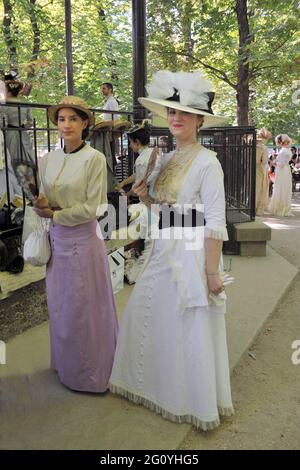 FRANKREICH. PARIS (75) BALLKLEID 1900 IM JARDIN DU LUXEMBOURG Stockfoto