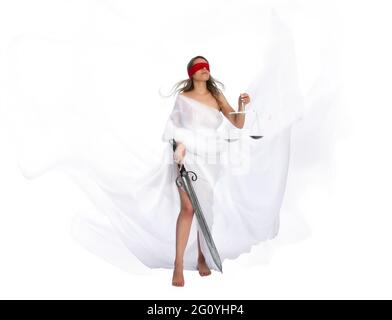 Die alte Göttin der Gerechtigkeit Themis in flatternden weißen Gewändern, verbundenen Augen, Schwert in der einen Hand und Schuppen in der anderen. Das Symbol des Unparteilichen Stockfoto