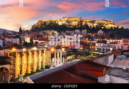 Panoramablick über die Altstadt von Athen und der Parthenon Tempel der Akropolis bei Sonnenaufgang Stockfoto