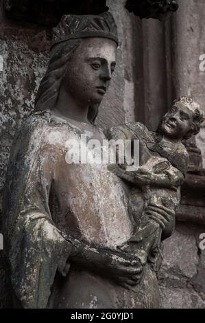 Madonna mit Kind auf der Kirche Saint-Urcisse / Eglise Saint-Urcisse de Cahors, Departement Lot, Südwestfrankreich Stockfoto