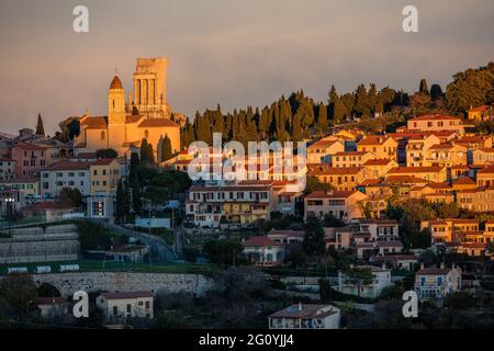 FRANKREICH. ALPES-MARITIMES (06) FRANZÖSISCHE RIVIERA, LA TURBIE, MITTELALTERLICHES DORF, DAS UM DIE TROPHÄE DES AUGUSTUS THRONT Stockfoto