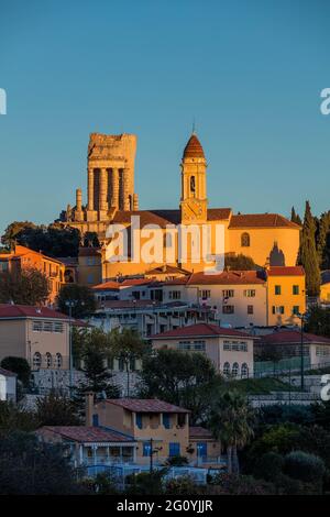 FRANKREICH. ALPES-MARITIMES (06) FRANZÖSISCHE RIVIERA, LA TURBIE, MITTELALTERLICHES DORF, DAS UM DIE TROPHÄE DES AUGUSTUS THRONT Stockfoto