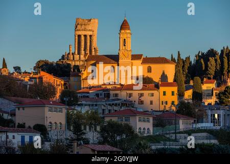 FRANKREICH. ALPES-MARITIMES (06) FRANZÖSISCHE RIVIERA, LA TURBIE, MITTELALTERLICHES DORF, DAS UM DIE TROPHÄE DES AUGUSTUS THRONT Stockfoto