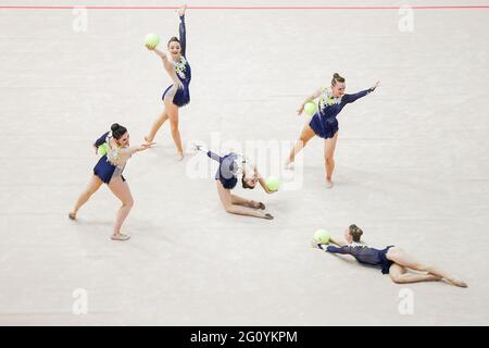 Dortmund, Deutschland. Juni 2021. Gymnastik: Rhythmische Gymnastik, Deutsche Meisterschaft, Entscheidungsgruppe in der Westfalenhalle. Das Team TV Dahn 1910 e.V. Quelle: Rolf Vennenbernd/dpa/Alamy Live News Stockfoto