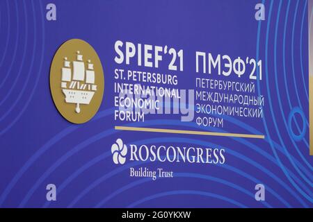 Sankt Petersburg, Russland. Juni 2021. Logo des St. Petersburger Internationalen Wirtschaftsforums, Wirtschaftsprogramm zum Thema „die Transformation des Unternehmens zur Steigerung des Wirtschaftswachstums“. (Foto von Maksim Konstantinov/SOPA Images/Sipa USA) Quelle: SIPA USA/Alamy Live News Stockfoto