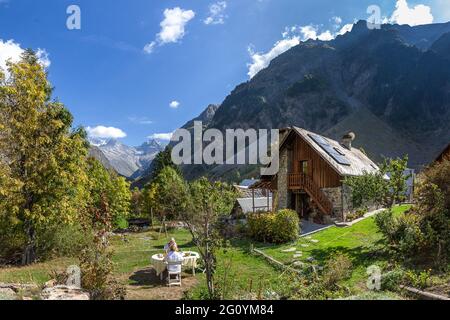 FRANKREICH, HAUTES-ALPES, 05, NATIONALPARK DER ECRINS, DAS VALGAUDEMAR-TAL, CHAPELLE-EN-VALGAUDEMAR-DORF, WEILER DES CASSET, GITE D'ETAPE DU Stockfoto