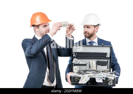 Finanzielle Unterstützung. Investition in Architekturprojekt. Zwei Männer Geschäftsmann in Hardhat mit Geld. Stockfoto