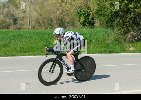 Barcelona, Spanien. März 2021. Sean Bennett (Qhubeka Assos Team), in Aktion gesehen während eines individuellen Zeitfahrens.die Tour of Catalonia Cycling 2021 fand vom 22. März bis 28. März 2021 statt. Die zweite Etappe am 23. März 2021 ist ein Zeitfahren von 18.5 Kilometern in der Stadt Banyoles (Spanien). Sieger dieser Etappe ist der Australier Rohan Dennis (Team Ineos Grenadiers). Der Gewinner der endgültigen Gesamtwertung ist der Brite Adam Yates (Team Ineos Grenadier) (Foto: Laurent Coust/SOPA Images/Sipa USA) Quelle: SIPA USA/Alamy Live News Stockfoto