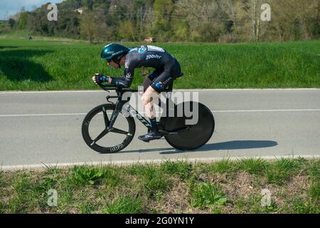 Barcelona, Spanien. März 2021. Chad Haga (DSM-Team) bei einem individuellen Zeitfahren in Aktion gesehen die Tour of Catalonia Cycling 2021 fand vom 22. Bis 28. März 2021 statt. Die zweite Etappe am 23. März 2021 ist ein Zeitfahren von 18.5 Kilometern in der Stadt Banyoles (Spanien). Sieger dieser Etappe ist der Australier Rohan Dennis (Team Ineos Grenadiers). Der Gewinner der endgültigen Gesamtwertung ist der Brite Adam Yates (Team Ineos Grenadier) (Foto: Laurent Coust/SOPA Images/Sipa USA) Quelle: SIPA USA/Alamy Live News Stockfoto