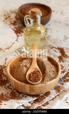 Rohe Leinsamen Mehl, Öl und Samen mit einem Löffel schließen sich auf den weißen Tisch Stockfoto