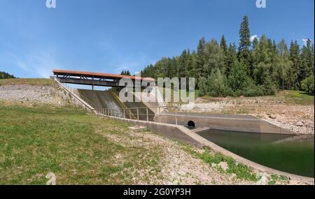 Damm Nagoldtalsperre, Deutschland - Überlauf mit Fußgängerbrücke Stockfoto