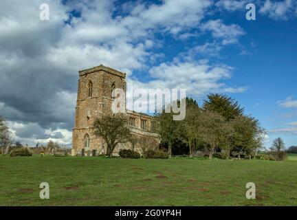 Außenansicht der Kirche St. Mary the Virgin, Fawsley, Northamptonshire, Großbritannien; früheste Teile stammen aus dem 13. Jahrhundert Stockfoto