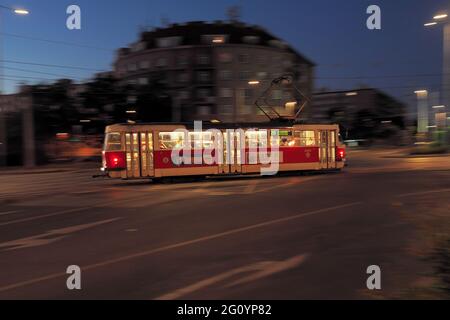 Bewegte rote Straßenbahn durch Nacht Stadt, Prag, Tschechische republik Stockfoto