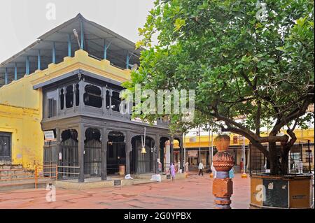 22 09 2012 St. Eknath samadhi Mandir's(Tempel) alten hölzernen Eingangstor und Gebäude Paithan Aurangabad Maharashtra Indien Stockfoto