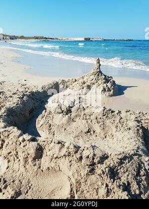 Sandburg am Strand von Penna Grosa, Torre Guaceto Stockfoto