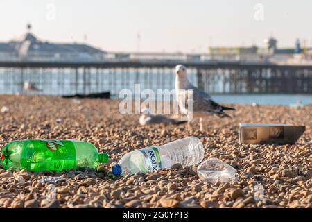 Brighton, 1. Juni 2021: Abfall am Strand von Brighton zurückgelassen am Morgen, nachdem Tagesausflügler zu Tausenden für den wunderschönen Bank Holiday Mon kamen Stockfoto