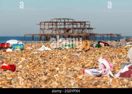 Brighton, 1. Juni 2021: Abfall am Strand von Brighton zurückgelassen am Morgen, nachdem Tagesausflügler zu Tausenden für den wunderschönen Bank Holiday Mon kamen Stockfoto