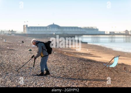 Brighton, 1. Juni 2021: Abfall am Strand von Brighton zurückgelassen am Morgen, nachdem Tagesausflügler zu Tausenden für den wunderschönen Bank Holiday Mon kamen Stockfoto