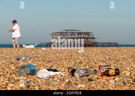 Brighton, 1. Juni 2021: Abfall am Strand von Brighton zurückgelassen am Morgen, nachdem Tagesausflügler zu Tausenden für den wunderschönen Bank Holiday Mon kamen Stockfoto