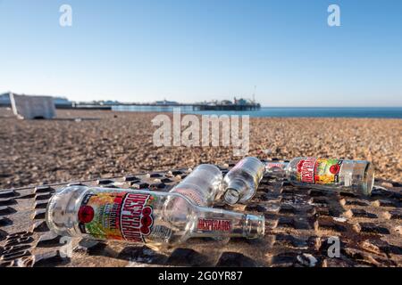 Brighton, 1. Juni 2021: Abfall am Strand von Brighton zurückgelassen am Morgen, nachdem Tagesausflügler zu Tausenden für den wunderschönen Bank Holiday Mon kamen Stockfoto