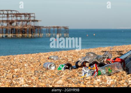 Brighton, 1. Juni 2021: Abfall am Strand von Brighton zurückgelassen am Morgen, nachdem Tagesausflügler zu Tausenden für den wunderschönen Bank Holiday Mon kamen Stockfoto