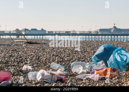 Brighton, 1. Juni 2021: Abfall am Strand von Brighton zurückgelassen am Morgen, nachdem Tagesausflügler zu Tausenden für den wunderschönen Bank Holiday Mon kamen Stockfoto