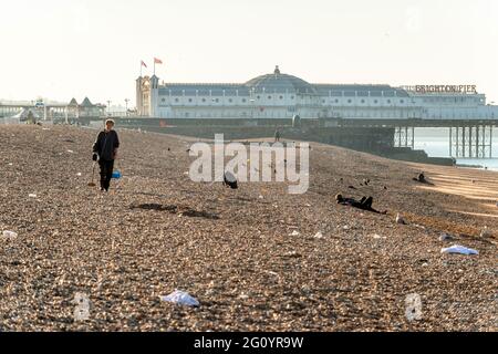 Brighton, 1. Juni 2021: Abfall am Strand von Brighton zurückgelassen am Morgen, nachdem Tagesausflügler zu Tausenden für den wunderschönen Bank Holiday Mon kamen Stockfoto