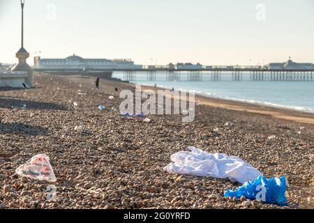 Brighton, 1. Juni 2021: Abfall am Strand von Brighton zurückgelassen am Morgen, nachdem Tagesausflügler zu Tausenden für den wunderschönen Bank Holiday Mon kamen Stockfoto