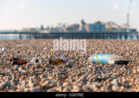 Brighton, 1. Juni 2021: Abfall am Strand von Brighton zurückgelassen am Morgen, nachdem Tagesausflügler zu Tausenden für den wunderschönen Bank Holiday Mon kamen Stockfoto