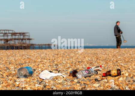 Brighton, 1. Juni 2021: Abfall am Strand von Brighton zurückgelassen am Morgen, nachdem Tagesausflügler zu Tausenden für den wunderschönen Bank Holiday Mon kamen Stockfoto