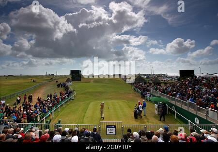 Aktenfoto vom 17-07-2011 von Englands Kenneth Ferrie, das während des vierten Laufs der Open Championship 2011 bei Royal St. George's vom ersten Abschlag abschlägt. Ausgabedatum: Freitag, 4. Juni 2021. Stockfoto