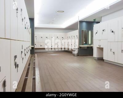 Schließfächer in der Umkleidekabine eines Fitnessraums ohne Personen. Stockfoto