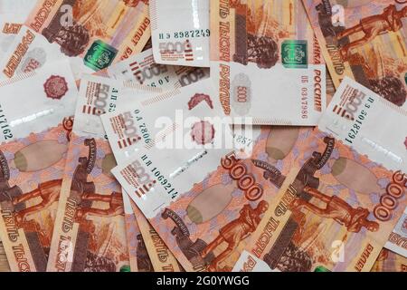 Russische Geldscheine in Höhe von fünftausend Rubel Stockfoto