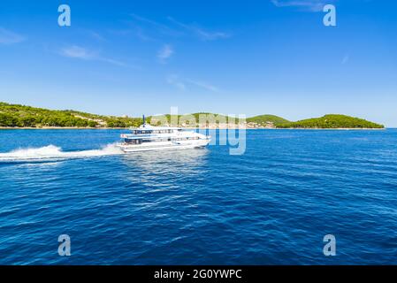 Luxusyacht im Meer, Bootsfahrten auf der Adria Bucht, Inseln Kornati, Dalmatien, Kroatien Stockfoto