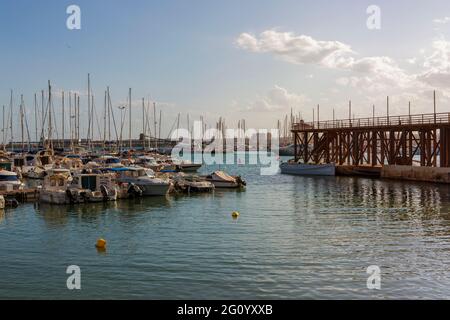 05-10-2021. Torrevieja, Alicante, Spanien. Boote, die von dem nautischen Club, der 570 Anlegestellen in der Marina verwaltet, vertäut sind. Alle Liegeplätze haben Trinkwasser A Stockfoto