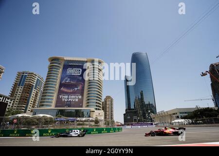 Pierre Gasly (FRA) AlphaTauri AT02 führt Charles Leclerc (MON) Ferrari SF-21 an. Großer Preis von Aserbaidschan, Freitag, 4. Juni 2021. Baku City Circuit, Aserbaidschan. Stockfoto