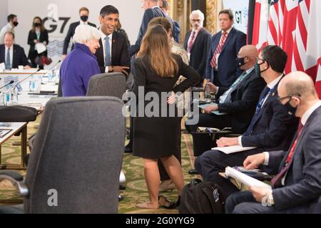 Schatzkanzler Rishi Sunak (Mitte links) im Gespräch mit der kanadischen Finanzministerin Chrystia Freeland (rechts) bei einem Treffen der Finanzminister aus allen G7-Staaten im Lancaster House in London vor dem G7-Gipfel. Bilddatum: Freitag, 4. Juni 2021. Stockfoto