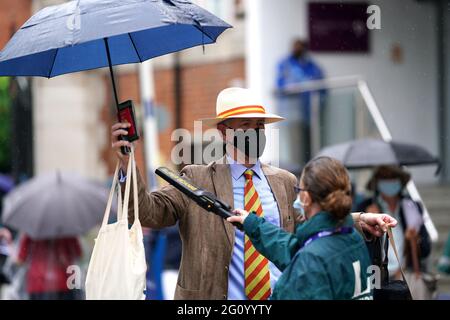 Die Zuschauer kommen vor dem dritten Tag des ersten LV= Insurance Test-Spiels in Lord's, London an. Bilddatum: Freitag, 4. Juni 2021. Stockfoto