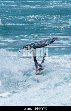 Spektakuläre Surfaktionen, während ein Surfer am Fistral in Newquay in Cornwall auslöscht. Stockfoto