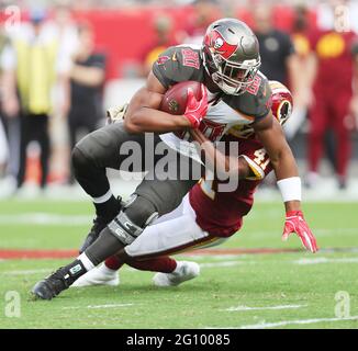 Tampa, USA. November 2018. Tampa Bay Buccaneers Tight End O.J. Howard (80) wird von Washington Redskins Defensivverteidiger Danny Johnson (41) in Angriff genommen, während er den Ball für einen ersten Rückschlag im zweiten Quartal am Sonntag, den 11. November 2018 im Raymond James Stadium in Tampa, Florida, laufen lässt. (Foto von Monica Herndon/Tampa Bay Times/TNS/Sipa USA) Quelle: SIPA USA/Alamy Live News Stockfoto