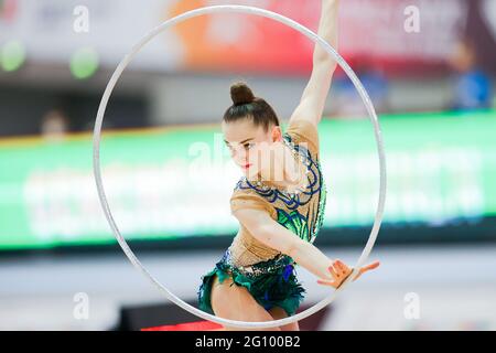 Dortmund, Deutschland. Juni 2021. Das Finale 2021: Gymnastik: Rhythmische Gymnastik, Westfalenhalle, Deutsche Meisterschaften, Entscheidungssingle: Melie Dargel zeigt ihre Hoop-Routine. Quelle: Rolf Vennenbernd/dpa/Alamy Live News Stockfoto